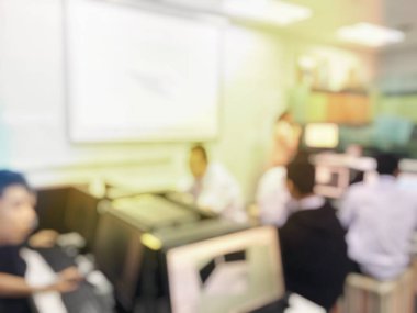 bulanık görüntü yönetmenleri, eğitim insanlar, iş takım, çalışanlar, konferans odasında otururken veya toplantı salonu ofiste grup tartışma ve beyin fırtınası için genç meslektaşları kurulu.