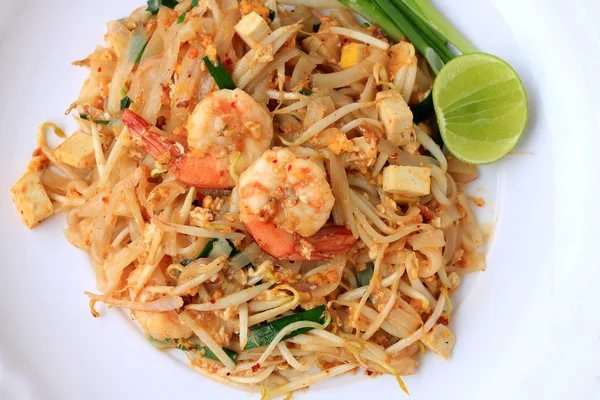 海老のタイ風麺 パッタイ 炒め麺は 白い背景の白いプレートに野菜を添えます タイの国の主な料理の タイで人気の食べ物 — ストック写真