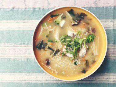 Ev yapımı pirinç çorbası ile sebze ve kral balık beyaz kase. Tay tarzında gıda.