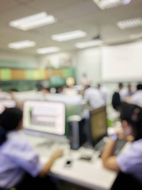 bulanık görüntü yönetmenleri, eğitim insanlar, iş takım, çalışanlar, konferans odasında otururken veya toplantı salonu ofiste grup tartışma ve beyin fırtınası için genç meslektaşları kurulu.