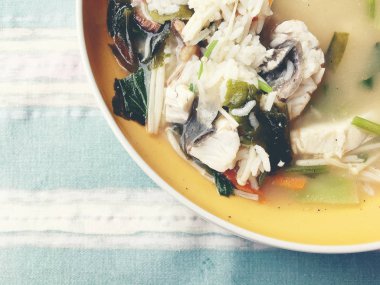 Ev yapımı pirinç çorbası ile sebze ve kral balık beyaz kase. Tay tarzında gıda.