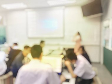 bulanık görüntü yönetmenleri, eğitim insanlar, iş takım, çalışanlar, konferans odasında otururken veya toplantı salonu ofiste grup tartışma ve beyin fırtınası için genç meslektaşları kurulu.