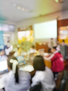 bulanık görüntü yönetmenleri, eğitim insanlar, iş takım, çalışanlar, konferans odasında otururken veya toplantı salonu ofiste grup tartışma ve beyin fırtınası için genç meslektaşları kurulu.