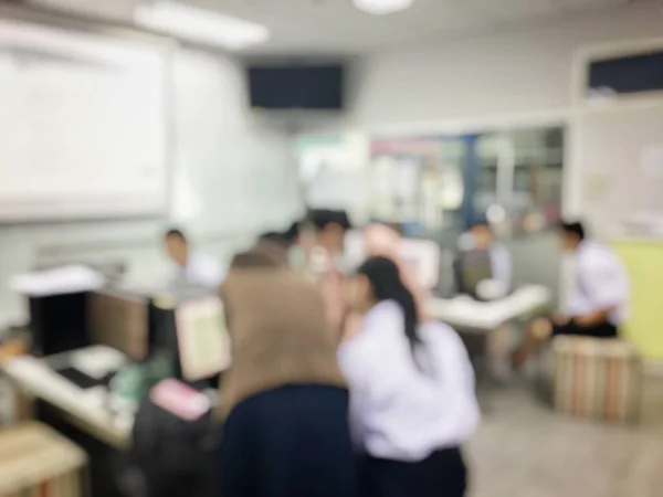 Wirtschaft, Bildung, Menschen und Technologie-Konzept - Nahaufnahme weiblicher Hände beim Tippen auf der Tastatur des Laptop-Computers mit unscharfen Bildungsmenschen. — Stockfoto