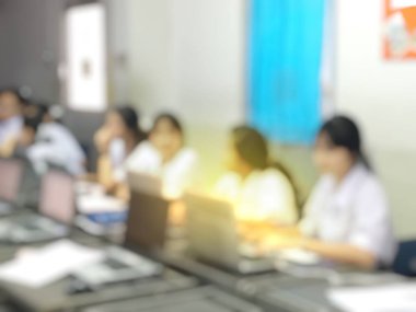 bulanık görüntü yönetmenleri, eğitim insanlar, iş takım, çalışanlar, konferans odasında otururken veya toplantı salonu ofiste grup tartışma ve beyin fırtınası için genç meslektaşları kurulu.