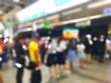 Tren istasyonunda bekleyen bulanık insanlar yetiştirmek. Seyahat kavramı