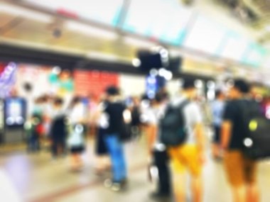 Tren istasyonunda bekleyen bulanık insanlar yetiştirmek. Seyahat kavramı