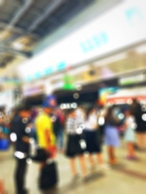 Bulanık insanlar tren istasyonunda. Seyahat kavramı