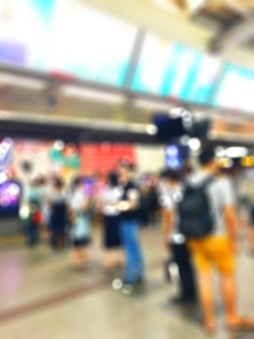 Bulanık insanlar tren istasyonunda. Seyahat kavramı