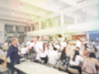 bulanık görüntü yönetmenleri, eğitim insanlar, iş takım, çalışanlar, konferans odasında otururken veya toplantı salonu ofiste grup tartışma ve beyin fırtınası için genç meslektaşları kurulu.