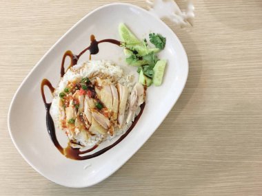 Tavada kızartılmış mix sebze, mantar ve bitki buhar pirinç ve beyaz arka plan üzerinde beyaz plaka tarzında Tayland kızarmış yumurta ile. Tay lokanta sıralama yapmak.