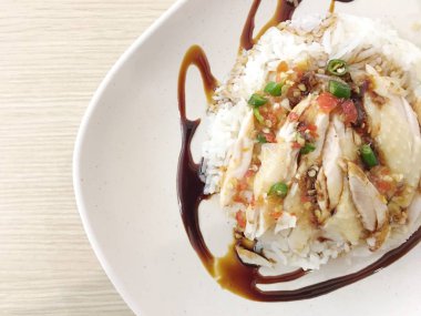 Tavada kızartılmış mix sebze, mantar ve bitki buhar pirinç ve beyaz arka plan üzerinde beyaz plaka tarzında Tayland kızarmış yumurta ile. Tay lokanta sıralama yapmak.