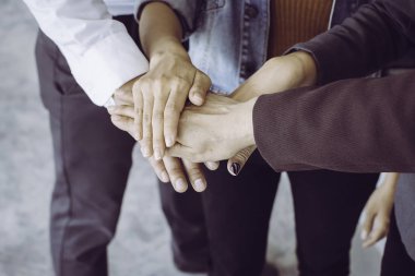 Kadar koyarak genç iş adamları yakın ve ellerini birlikte katılmak. Gösterilen birlik, işbirliği ve ekip çalışması eller yığınıyla takım. İş ekip çalışması kavramı.