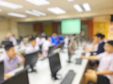 teknoloji ve bilgisayar birlikte ikincil, üniversite bilgisayar odasında çalışma, ağ iletişimi, eğitim veya eğitim kavramı kullanarak atölye öğrenme öğrencinin bulanık görüntü.