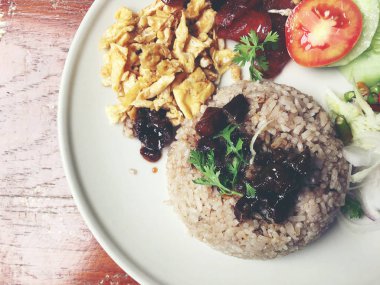 Karidesli Pilav pişirilir 