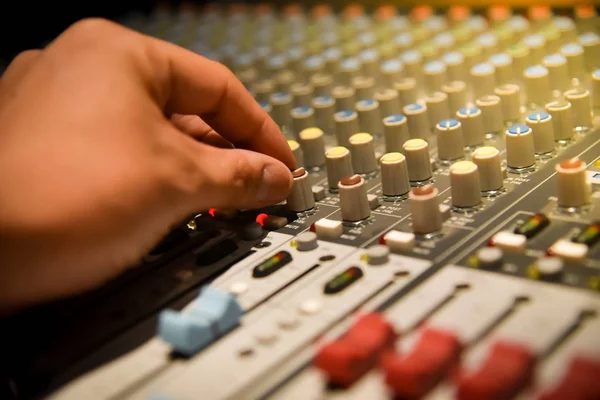 Mãos Close Engenheiro Som Ajustando Controlador Mixer Áudio Para Música — Fotografia de Stock