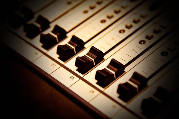 Zbliżenie Cyfrowe Dźwięku Audio Wzmacniacz Mixer Sprzętu Lub Muzyki Mikser — Zdjęcie stockowe