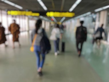 Uçuş uçak kurulu yakınındaki bekleyen Havaalanı salonunda bulanık insanlar