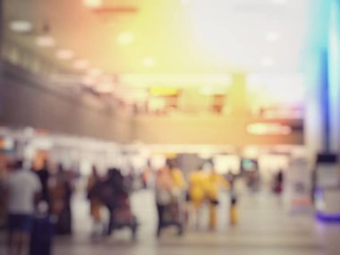 Uçuş uçak kurulu yakınındaki bekleyen Havaalanı salonunda bulanık insanlar