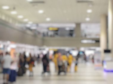 Uçuş uçak kurulu yakınındaki bekleyen Havaalanı salonunda bulanık insanlar