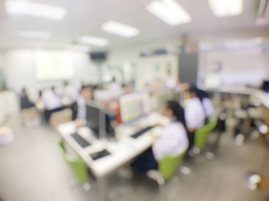 Eðitim konsepti, ortaokul bilgisayar odasýnda bilgisayar kullanan öðrenci teknoloji ve atölyesinin bulanýk görüntüsü, çalýþma üniversitesi, ağ iletimi ve eðitimi