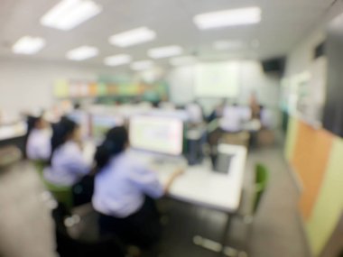 Eðitim konsepti, ortaokul bilgisayar odasýnda bilgisayar kullanan öðrenci teknoloji ve atölyesinin bulanýk görüntüsü, çalýþma üniversitesi, ağ iletimi ve eðitimi