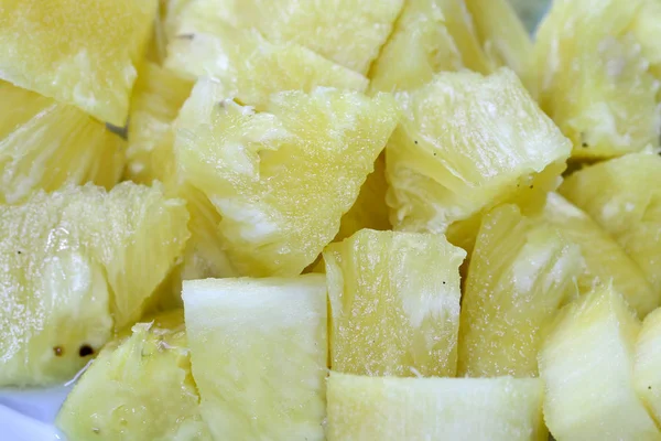 Chiudi Fetta Ananas Sfondo Texture Piatto Bianco Scivolo Pezzo Frutta — Foto Stock