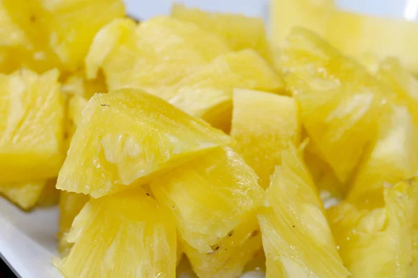 Zavřít Plátek Ananas Pozadí Textury Bílé Misce Slide Kus Čerstvého — Stock fotografie