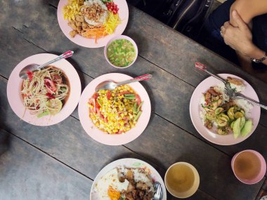 Tahta masada Tayland yemeği. Yukarıdan Tayland tarzı yemek manzarası