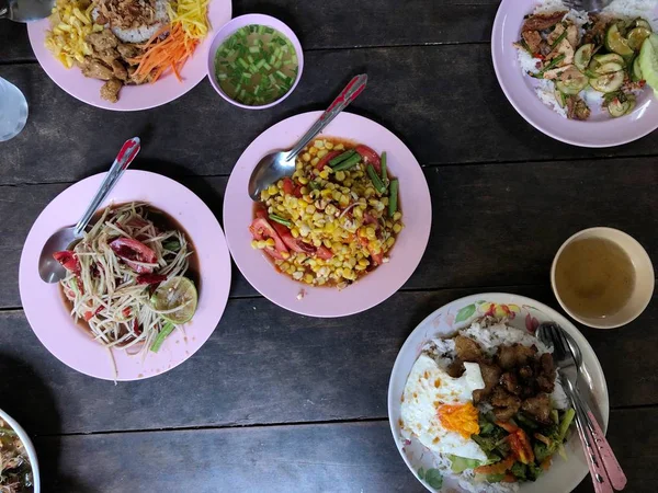 Tajskie Jedzenie Drewnianym Stole Tajski Styl Żywności Widok Góry — Zdjęcie stockowe
