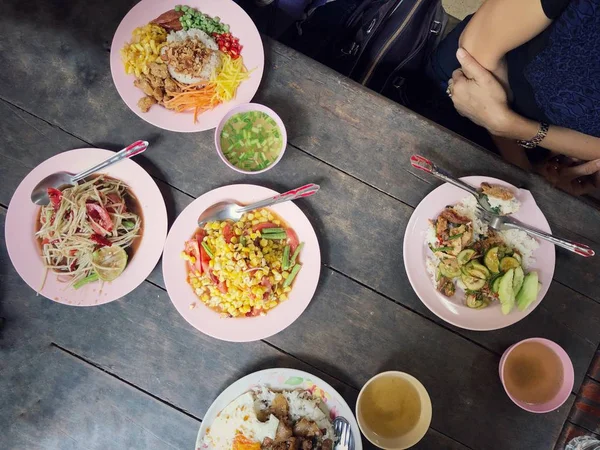 Ταϊλανδέζικο Ξύλινο Τραπέζι Ταϊλάνδης Στυλ Άποψη Των Τροφίμων Από Ψηλά — Φωτογραφία Αρχείου