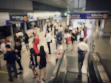 İnsanların Havaalanı salonunda bulanık görüntü 