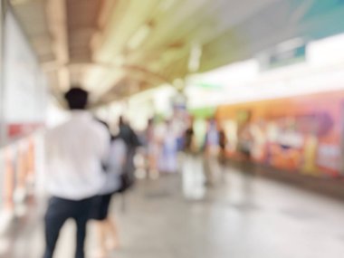 Soyut Görüntü Arkaplanı: Havaalanı Kontrol gişelerinde yolcularla birlikte yürüyen insanlar bazıları yolculuklarında bir kez geliyorlar. Covid 19 virüsü sırasında Bokeh 'li insanlar olmayacak..