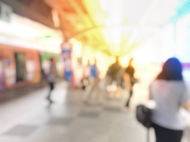 Soyut Görüntü Arkaplanı: Havaalanı Kontrol gişelerinde yolcularla birlikte yürüyen insanlar bazıları yolculuklarında bir kez geliyorlar. Covid 19 virüsü sırasında Bokeh 'li insanlar olmayacak..