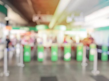 Soyut Görüntü Arkaplanı: Havaalanı Kontrol gişelerinde yolcularla birlikte yürüyen insanlar bazıları yolculuklarında bir kez geliyorlar. Covid 19 virüsü sırasında Bokeh 'li insanlar olmayacak..