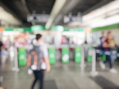 Soyut Görüntü Arkaplanı: Havaalanı Kontrol gişelerinde yolcularla birlikte yürüyen insanlar bazıları yolculuklarında bir kez geliyorlar. Covid 19 virüsü sırasında Bokeh 'li insanlar olmayacak..