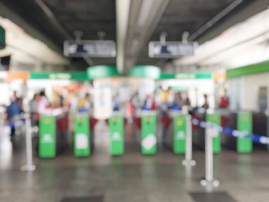 Soyut Görüntü Arkaplanı: Havaalanı Kontrol gişelerinde yolcularla birlikte yürüyen insanlar bazıları yolculuklarında bir kez geliyorlar. Covid 19 virüsü sırasında Bokeh 'li insanlar olmayacak..