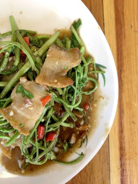 Kızarmış Su Minosa, beyaz tabakta kızarmış domuz eti, pilav ve ahşap masada kızarmış yumurta. Tayland tarzı yemek..