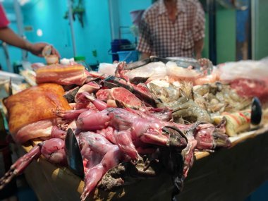 Taze çiğ kurbağa eti ve dükkanda balık.