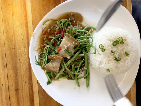 Agua Frita Minosa Con Cerdo Crujiente Plato Blanco Con Arroz — Foto de Stock