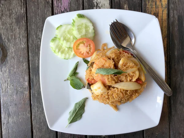 Arroz Frito Con Camarones Verduras Plato Blanco Sobre Fondo Hermosa — Foto de Stock