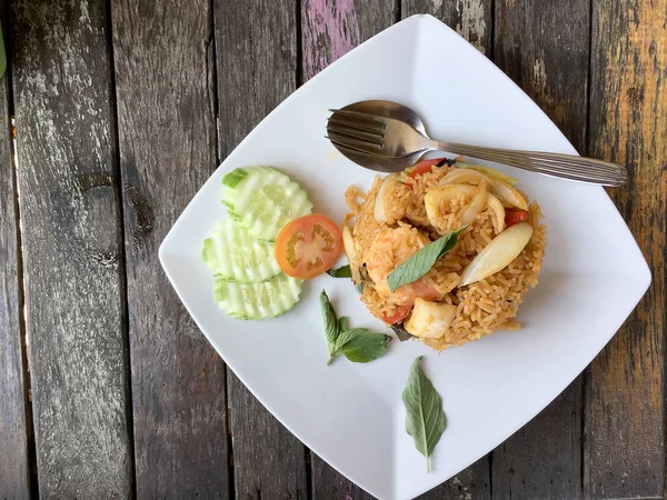 Arroz Frito Con Camarones Verduras Plato Blanco Sobre Fondo Hermosa — Foto de Stock