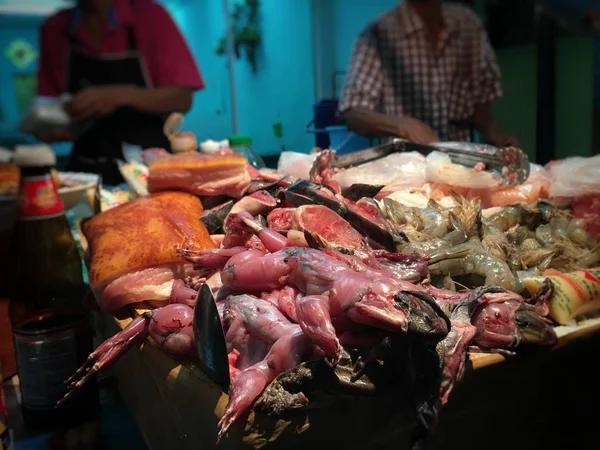 가게에서 생선을 곁들인 개구리 — 스톡 사진