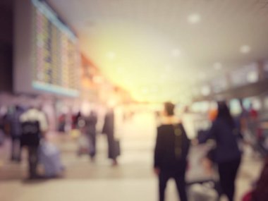 Soyut Görüntü Arkaplanı: Havaalanı Kontrol gişelerinde yolcularla birlikte yürüyen insanlar bazıları yolculuklarında bir kez geliyorlar. Covid 19 virüsü sırasında Bokeh 'li insanlar olmayacak..