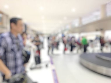 Soyut Görüntü Arkaplanı: Havaalanı Kontrol gişelerinde yolcularla birlikte yürüyen insanlar bazıları yolculuklarında bir kez geliyorlar. Covid 19 virüsü sırasında Bokeh 'li insanlar olmayacak..