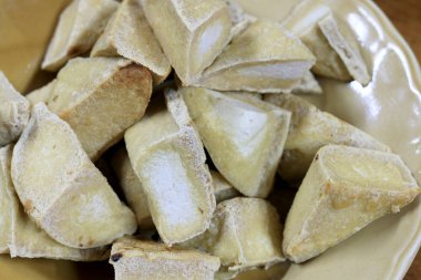 Ev yapımı aperatifler ve tatlılar, Çin Geleneksel Kızarmış Tofu veya ahşap masada servis edilen kızarmış fasulye..