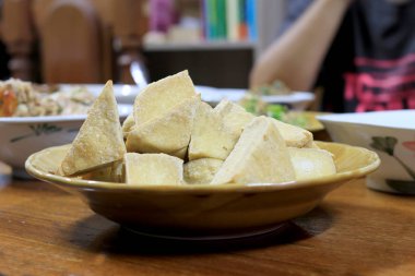 Ev yapımı aperatifler ve tatlılar, Çin Geleneksel Kızarmış Tofu veya ahşap masada servis edilen kızarmış fasulye..
