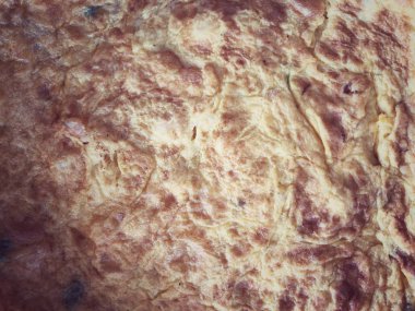 Tayland usulü omlet, geleneksel Tayland usulü kıtır omlet, kırsal ahşap masa arka planında beyaz tabak, geleneksel Tayland yemeği..