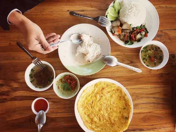 Blick Von Oben Auf Thailändisches Essen Thailändisches Omelett Reisnudeln Allein — Stockfoto