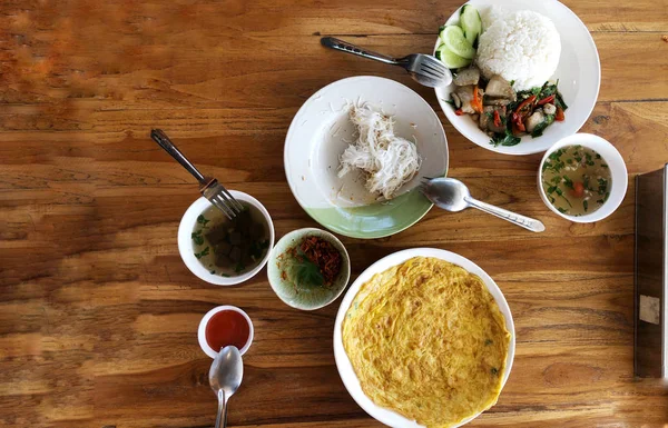 Widok Góry Tajskie Jedzenie Tajski Styl Omlet Makaron Ryżowy Sam — Zdjęcie stockowe